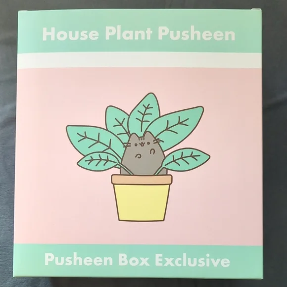 Pusheen Vinyl Toy with Green Leaves - Picture 4 of 5